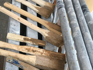 Holzwerkzeuge zum Lehmstampfen