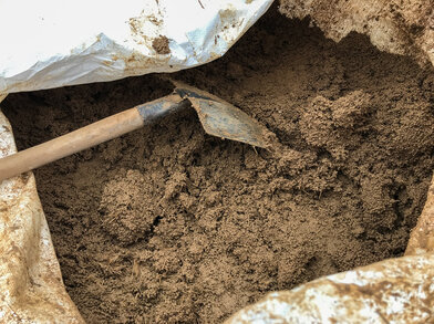 Lehm für die AW mit Stroh und recycelten Glaskügelchen