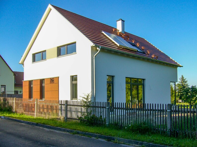 Einfamilienhaus mit Garage und Werkstatt